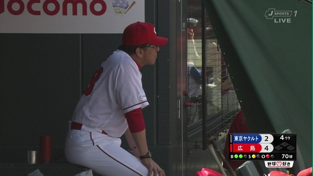 新井さん畝コーチ打球直撃
