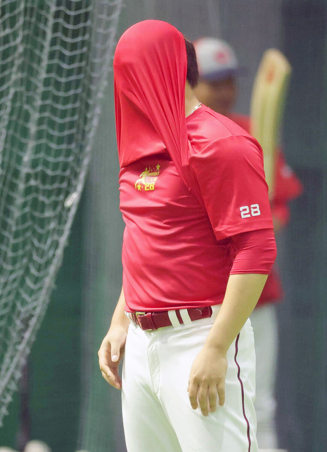 練習の合間にふざける床田