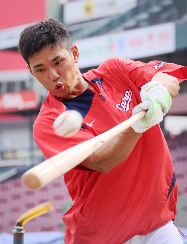 カープ中村奨成戦力外通告回避下交渉鈴木本部長激励