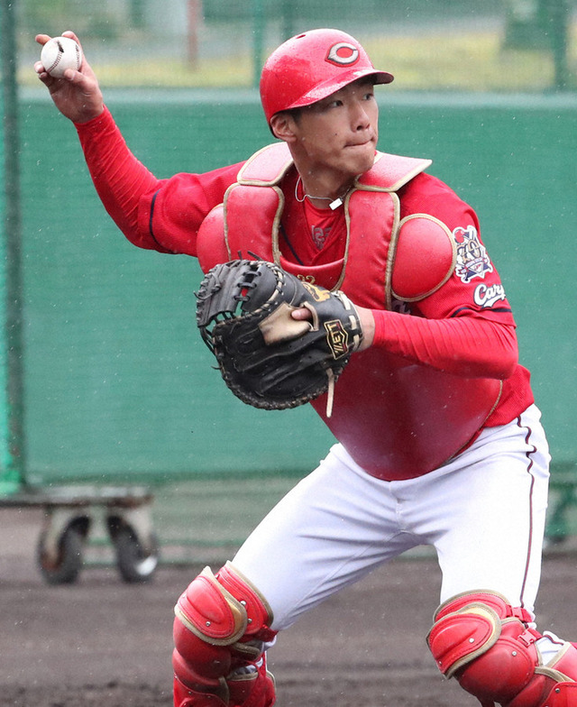 カープ中村奨成、巨人小林&SB甲斐の動画を見て配球向上