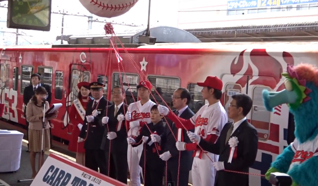 カープラッピング電車_12