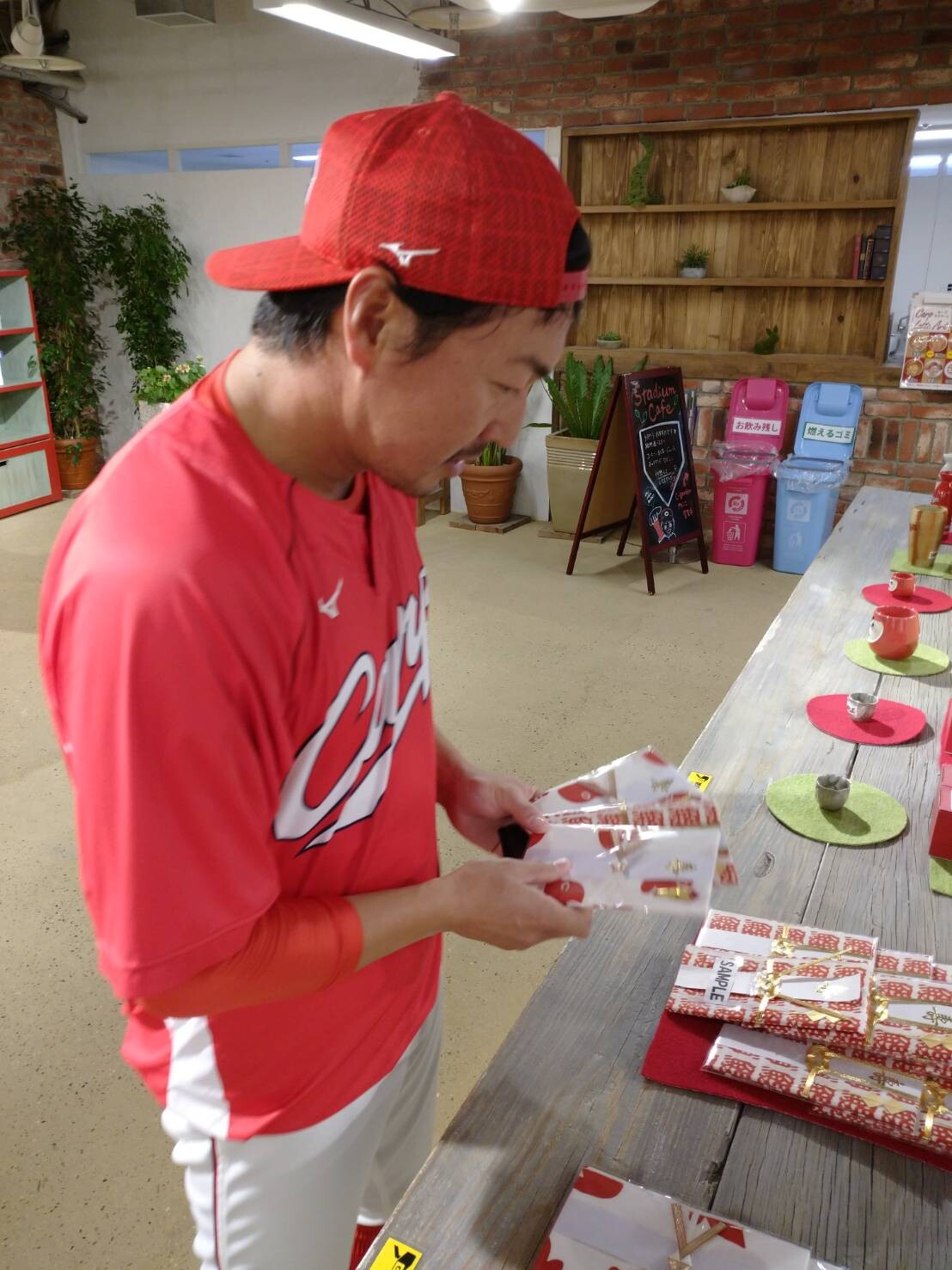 長野久義さん ご祝儀袋を買う カープグッズショップでお買い物 広島東洋カープアンテナ 長野久義さん ご祝儀袋を買う カープグッズショップでお買い物 広島東洋カープアンテナ