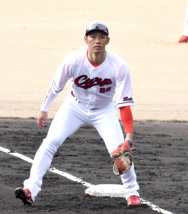 カープ中村奨成、投内連係で1塁守備