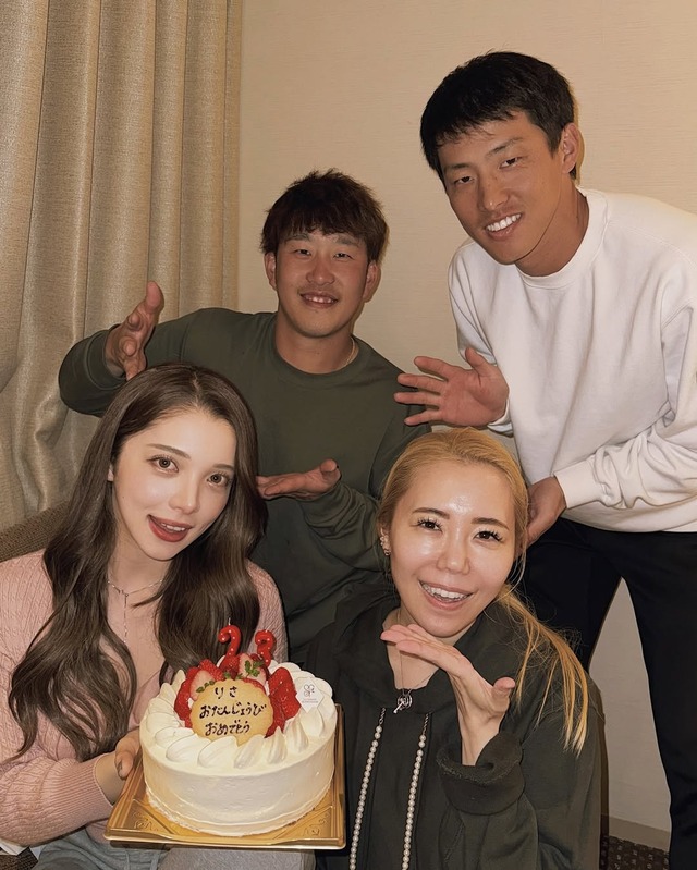 カープ小園の妻・渡辺リサの誕生日を楽天辰己夫妻も一緒に祝福