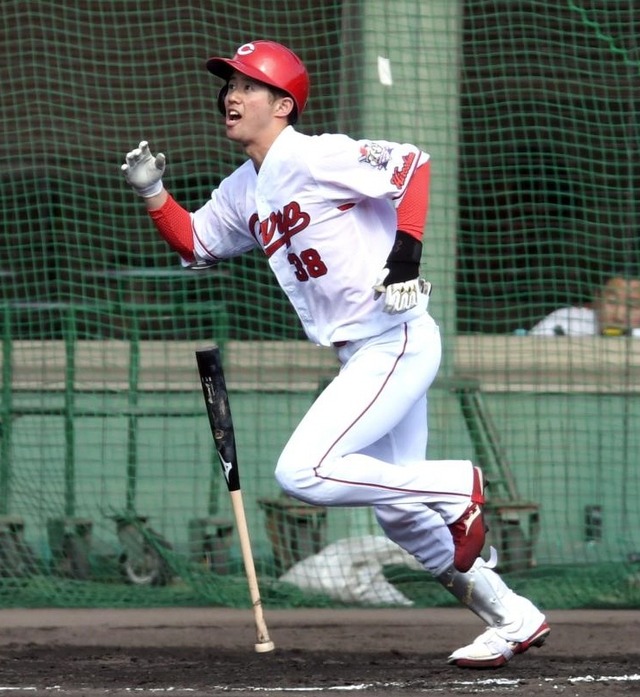 宇草孔基オープン戦初安打初盗塁