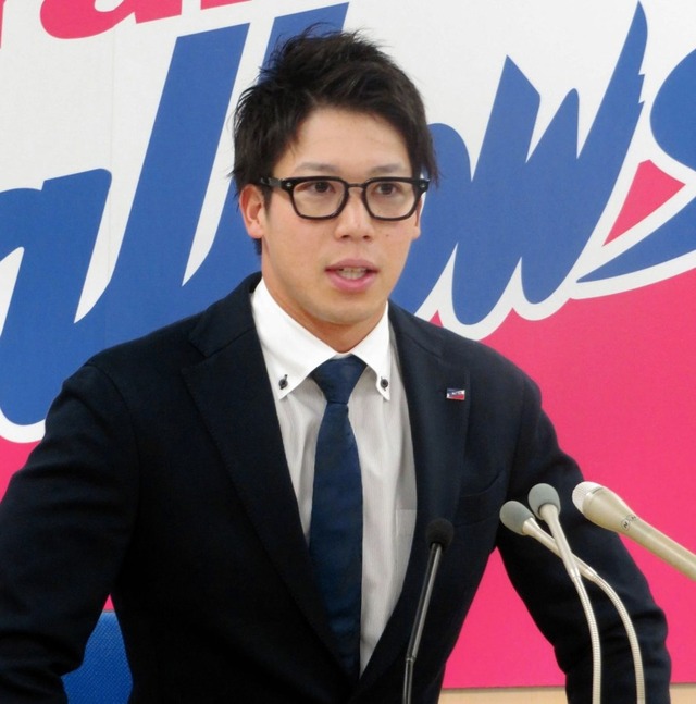 山田哲人契約更改初のダウン契約更改