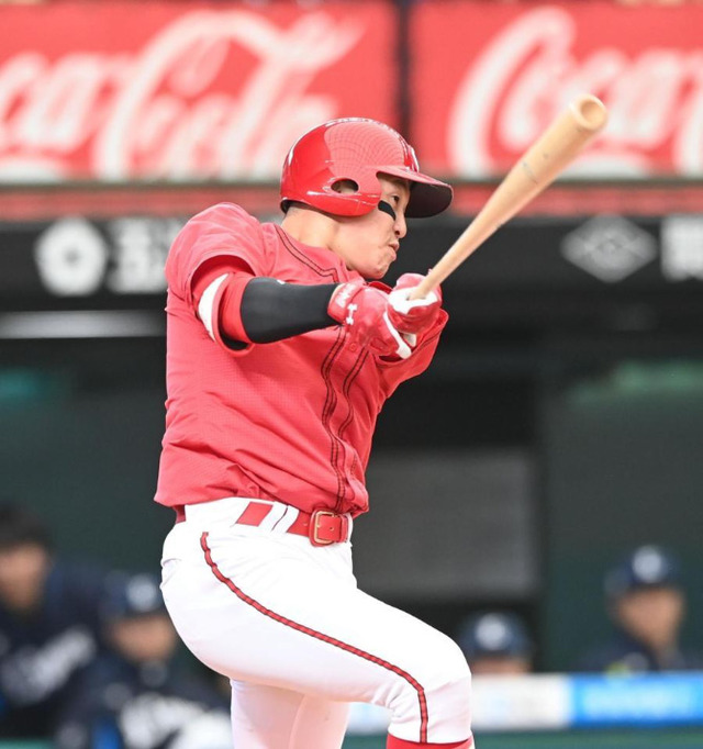 カープ小園、西武平良から2号先制ホームラン