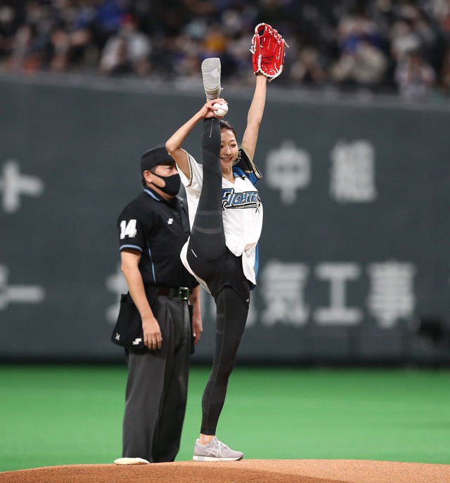 カープ鈴木誠也の妻 畠山愛理が始球式 柔軟性を活かしたフォームを披露 日ハム Dena 札幌ドーム 広島東洋カープまとめブログ かーぷぶーん カープ鈴木誠也の妻 畠山愛理が始球式 柔軟性を活かしたフォームを披露 日ハム Dena 札幌ドーム 広島東洋カープまとめブログ かーぷぶーん