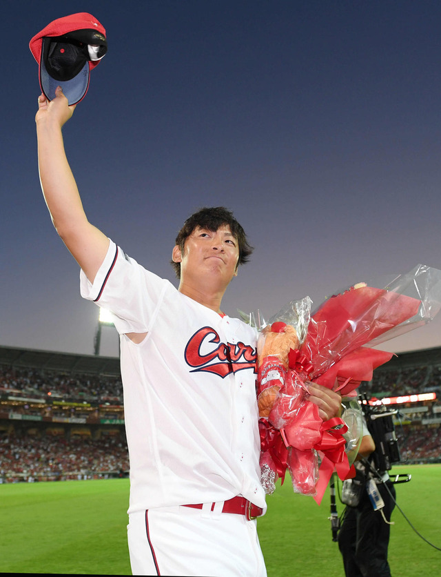 カープ一岡、引退試合のブルペンで"16"球投じる「猛の分もと思って」