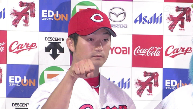 カープ岡田ニャンコポーズ