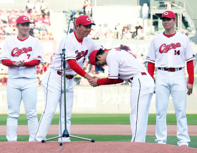 カープ新井監督(阪神FA移籍)は西川龍馬(オリックスFA移籍)を守る