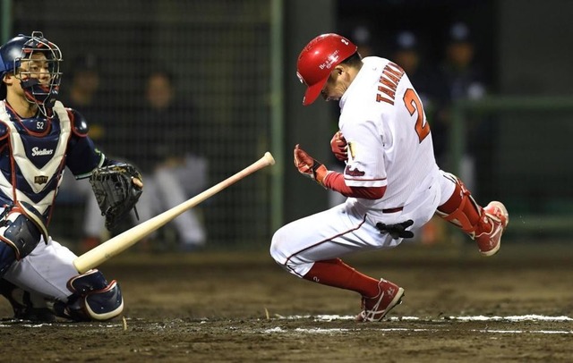 カープ田中広輔右手死球 (2)