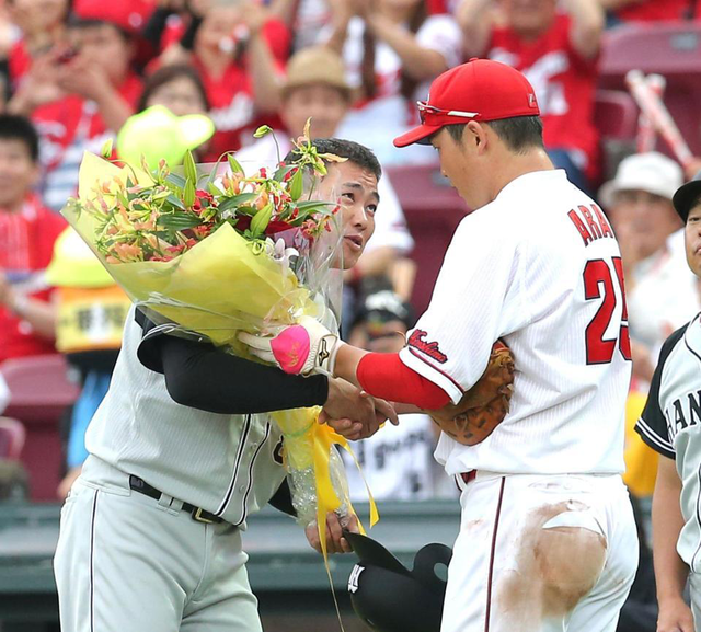 新井貴浩福留孝介花束