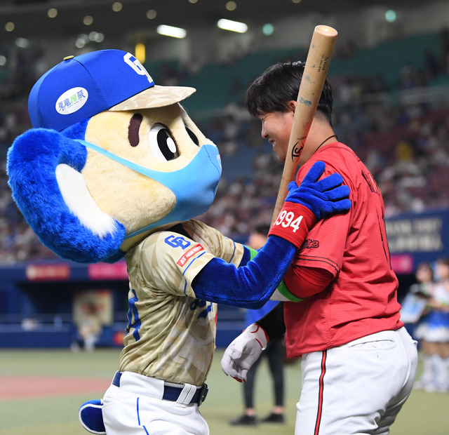 カープ小園海斗、中日ドアラと異常に仲良し！励ます動きもｗｗｗ