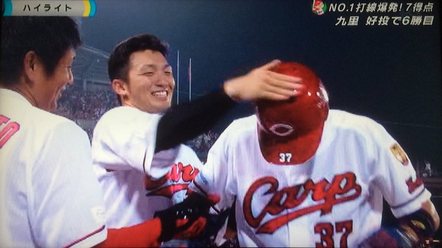 野間峻祥ヒット鈴木誠也喜ぶ