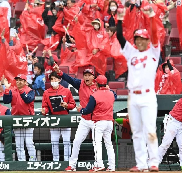カープファンのおっちゃん(46)、今日もベンチで大はしゃぎｗｗｗ