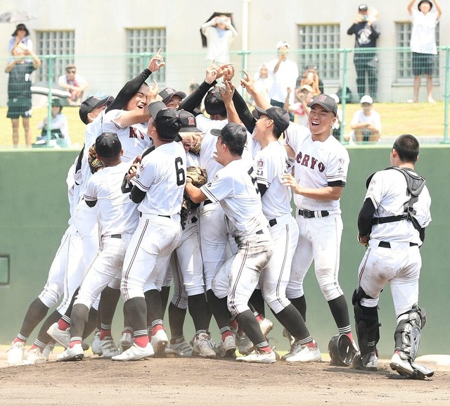 広陵が広島商に勝利！5年ぶり24回目の夏甲子園出場！2年生エース高尾が9回10K2失点完投で熱戦を制する【高校野球】