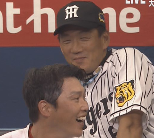 金本監督新井さん笑顔UP