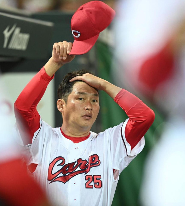 カープ新井監督、自力V消滅も「どうってことない」　ファイティングポーズ崩さず