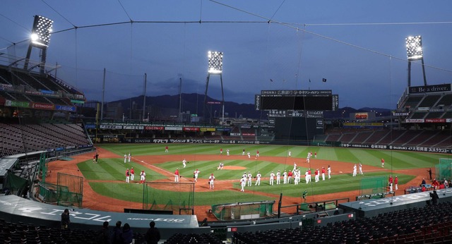 明るくなったマツダ 照明LED化!ナイター練習好感触 9年ぶり芝張り替え 矢野「打球が来ない」