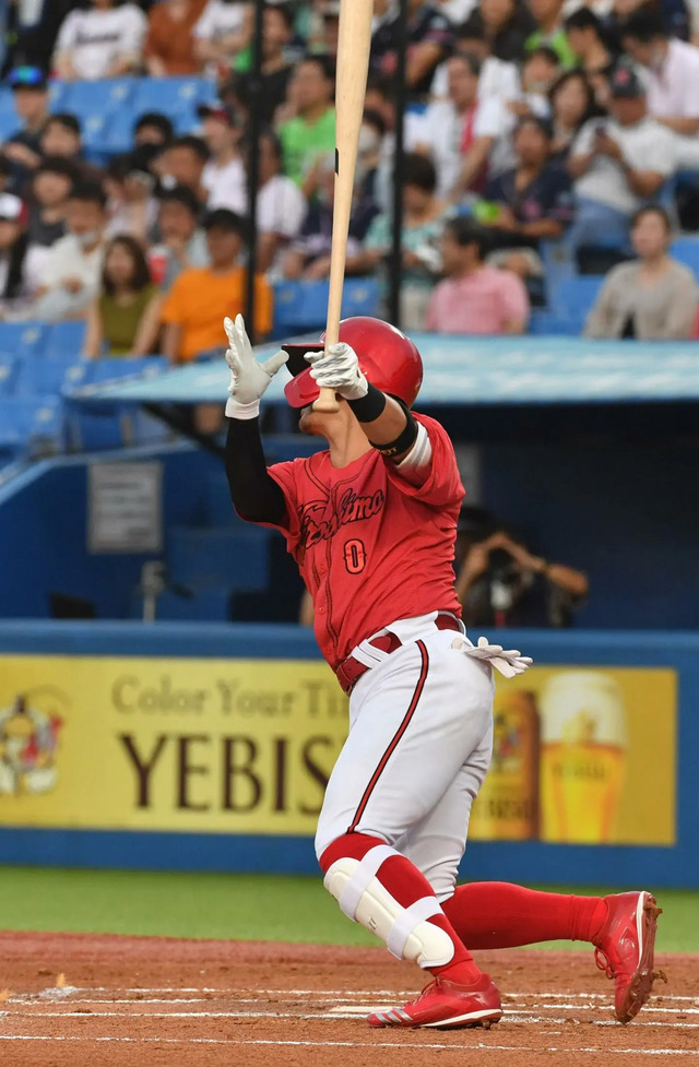 カープ上本崇司、先制タイムリー2塁打！華麗なバット投げ披露！！