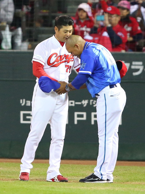 緒方監督ラミレス監督握手