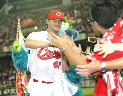 ジョンソン試合後ファンハイタッチ