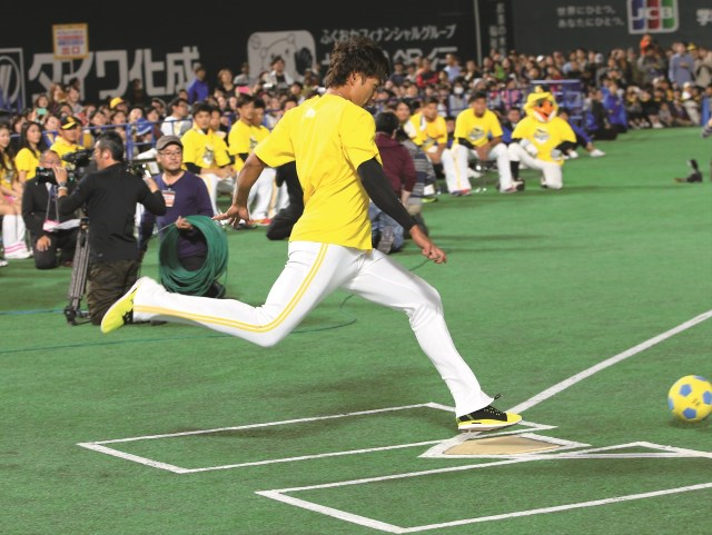 野球選手vsサッカー選手のキックベースwwww 広島東洋カープアンテナ 野球選手vsサッカー選手のキックベースwwww 広島東洋カープアンテナ