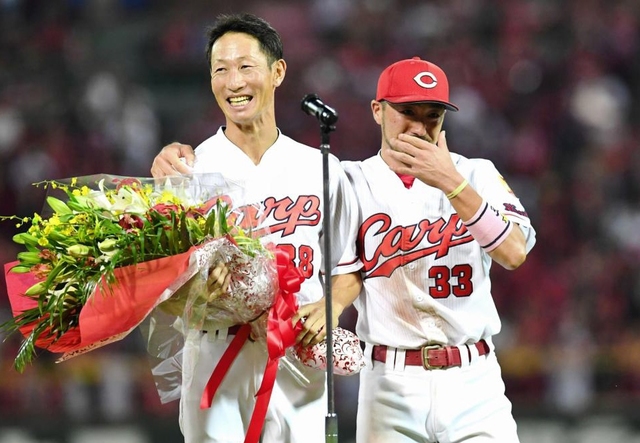 カープ赤松真人引退セレモニー_菊池号泣