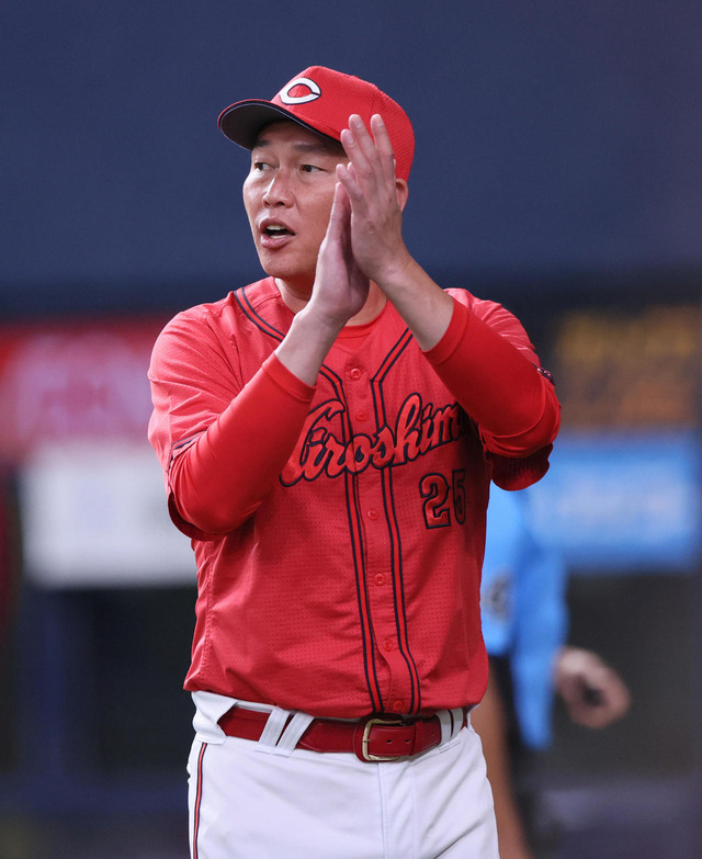カープ新井監督が4回で九里に代打の攻めの一手
