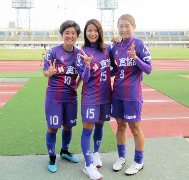 広島カープ球団職員×女子サッカー選手の二刀流アンジュ3人娘 (1)