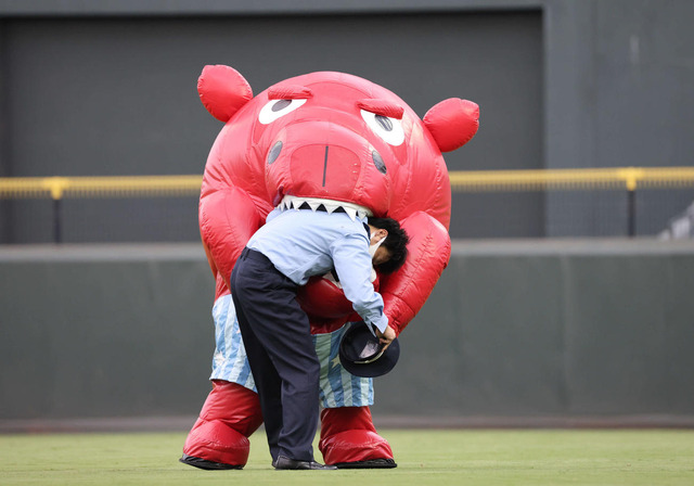 カープ警備員日ハムの謎キャラに食べられる (2)