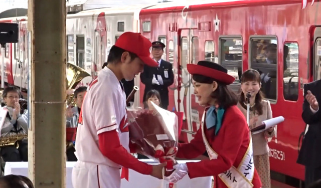 カープラッピング電車_09