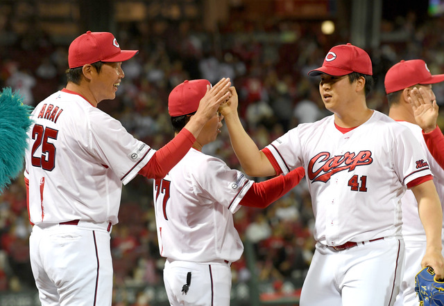カープ新井監督、矢崎回跨ぎの『禁じ手』を準備していた「勝ち越したら行ってくれと伝えていた」