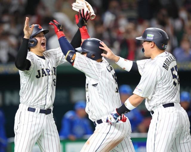 侍J大谷翔平がセーフティーバントで『大谷シフト破り』！岡本の3ランホームランで一挙4得点！！