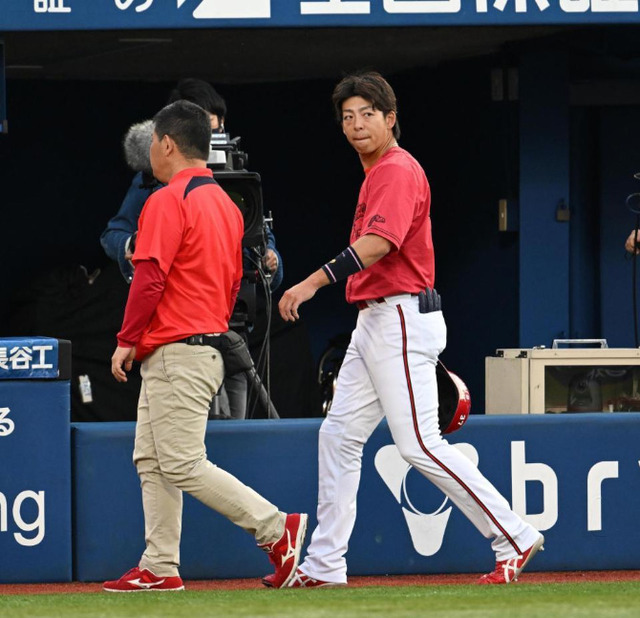 カープ野間峻祥、負傷交代