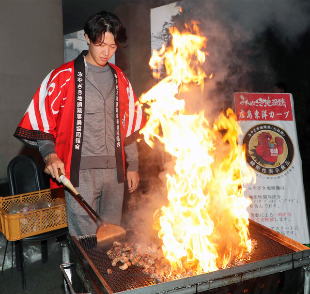 カープ日高斉藤らが『みやざき地頭鶏』の炭火焼き体験