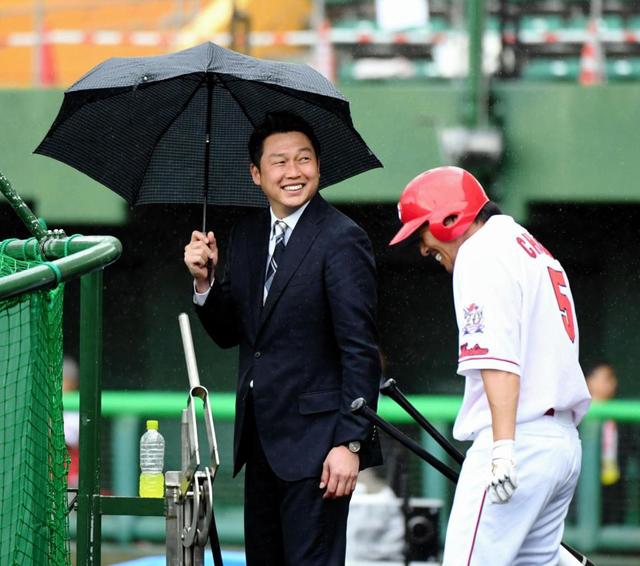カープ長野久義新井さんに傘を持ってくる_02