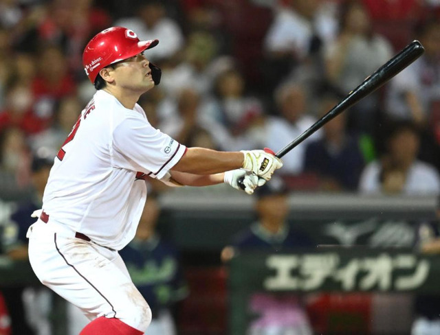 カープ末包、2号逆転3ランホームラン！スタンドインに気づかず全力疾走！！
