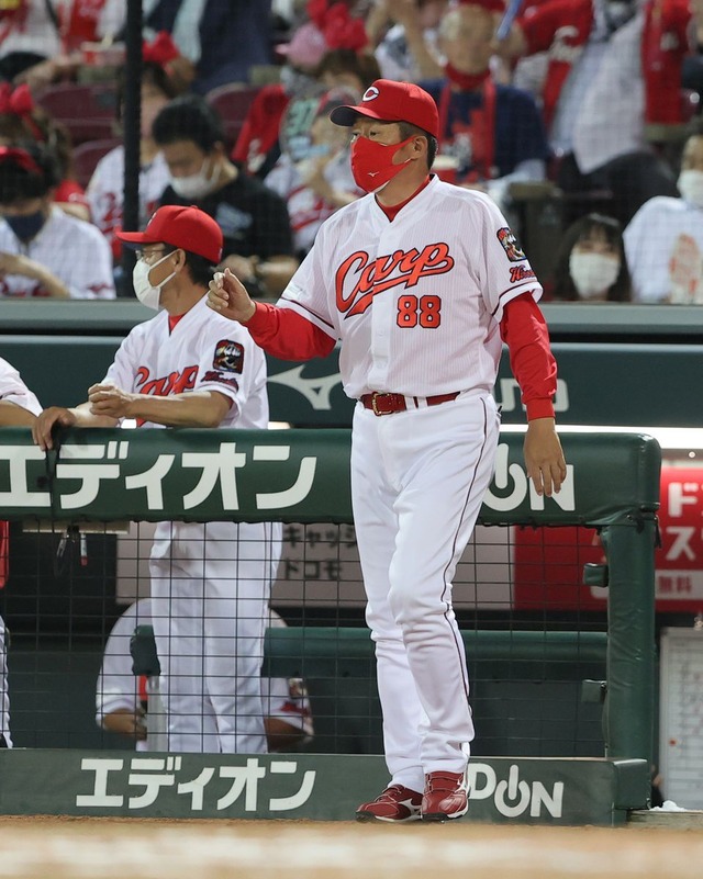 カープ坂倉と磯村、捕手と1塁手試合直前に謎の変更