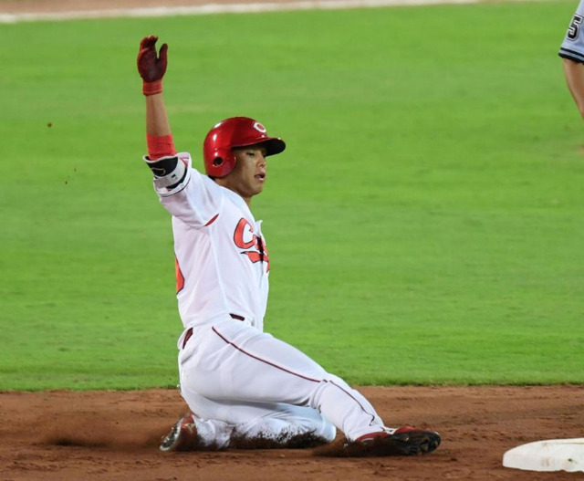 カープ曽根海成、今季初ヒット&初盗塁!トリックプレー (2)
