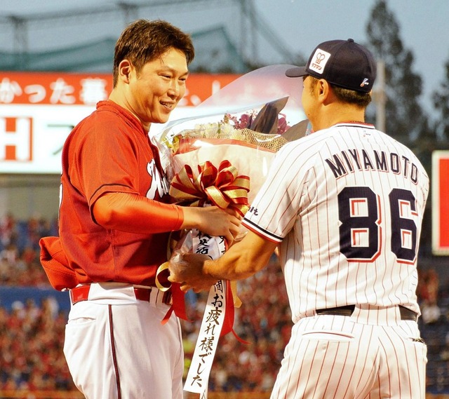新井貴浩宮本信也花束