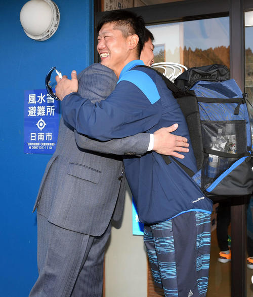 新井さん西武内海再会のハグ