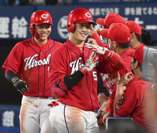 カープ小園Tポーズ