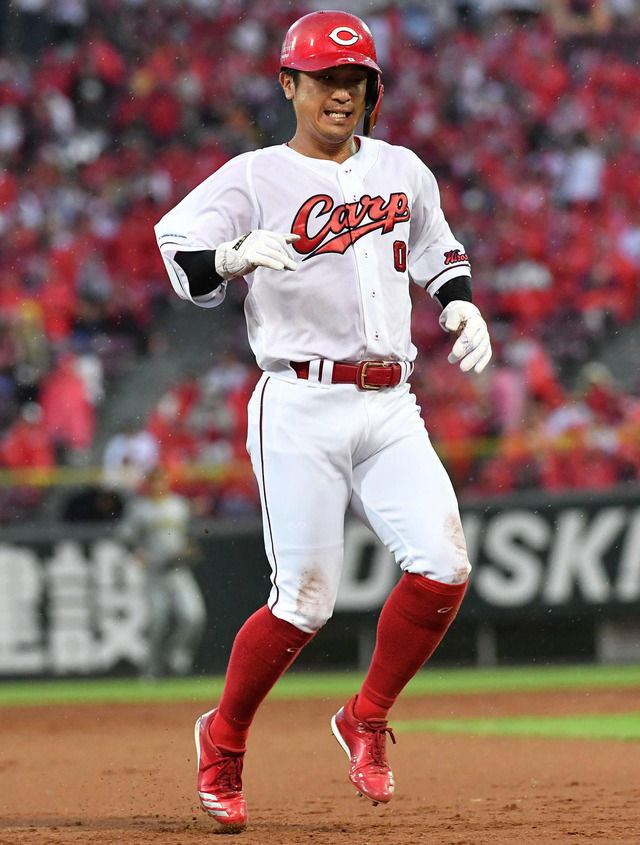カープ小園は右ふくらはぎへの自打球で交代。上本は左太もも裏を痛めるも「自分の中では軽傷」