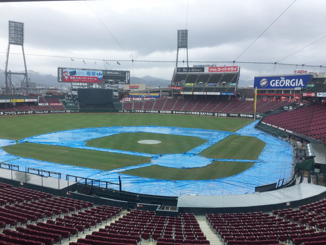 マツダスタジアム雨天強行