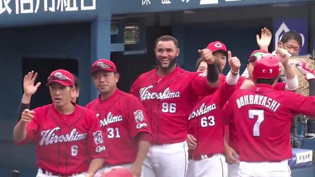 長野久義が打つとカープベンチが異常に喜ぶ_07