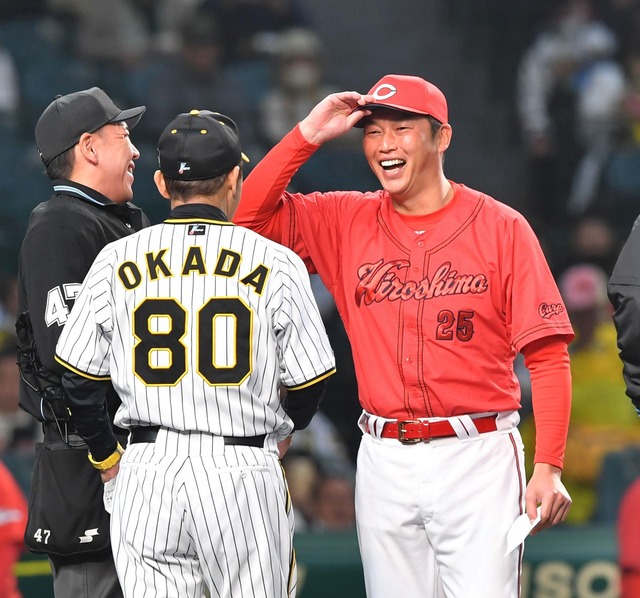 新井監督岡田監督_メンバー表交換