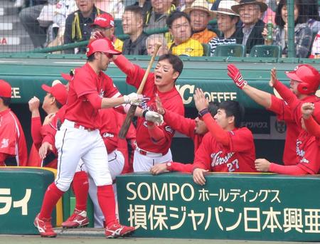 菊池涼介1号ホームラン_01