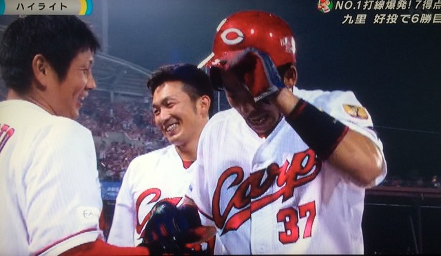 野間峻祥ヒット鈴木誠也喜ぶ_02